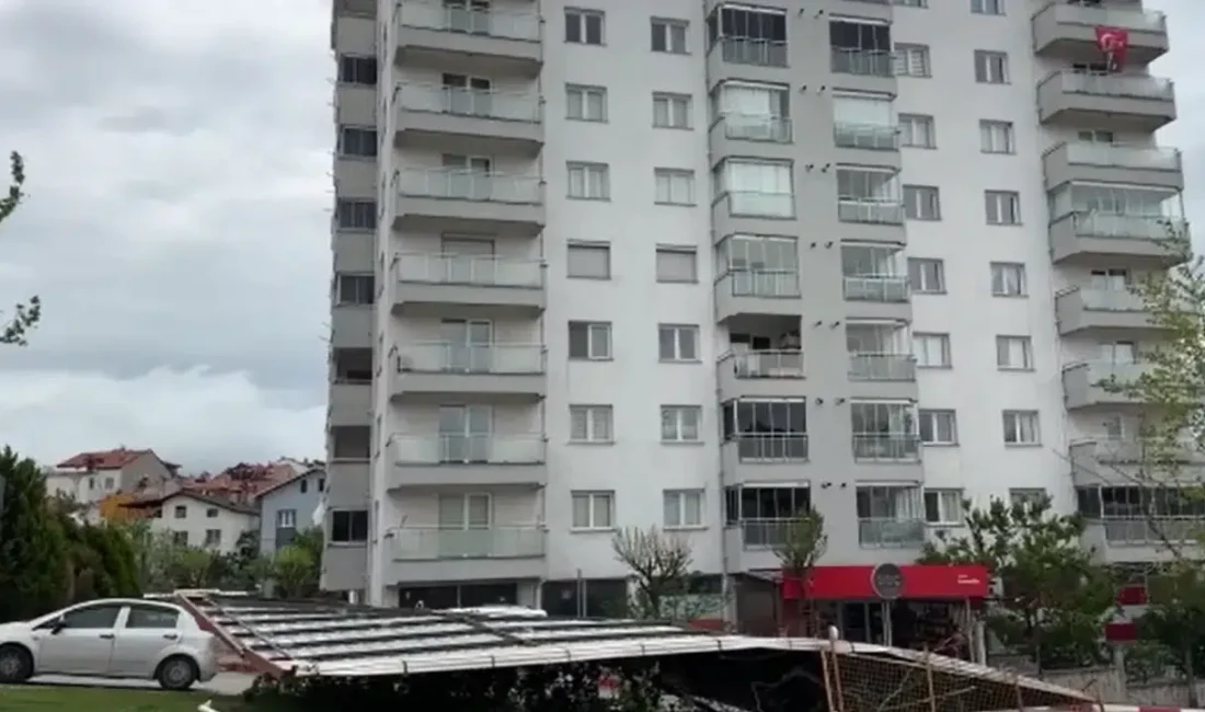 Uşak’ta aniden bastıran ve hayatı durma noktasına getiren şiddetli rüzgar