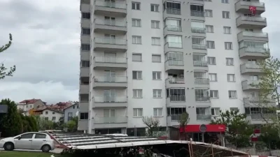 Uşak’ta aniden bastıran ve hayatı durma noktasına getiren şiddetli rüzgar