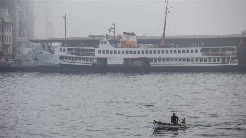 İstanbul’da sabah saatlerinden itibaren etkili olan yoğun sis ulaşımı felç