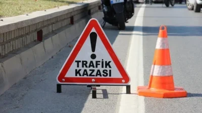 Isparta’nın Şarkikaraağaç ilçesinde iki otomobilin kavşakta çarpışması sonucu meydana gelen