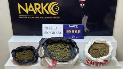 Adana’da uyuşturucu satıcılarına yönelik gerçekleştirilen nefes kesen operasyonda bir otomobilin