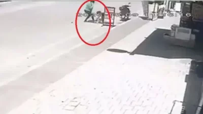 Adana’da sokak ortasında küçük bir çocuğun maruz kaldığı şiddet anları