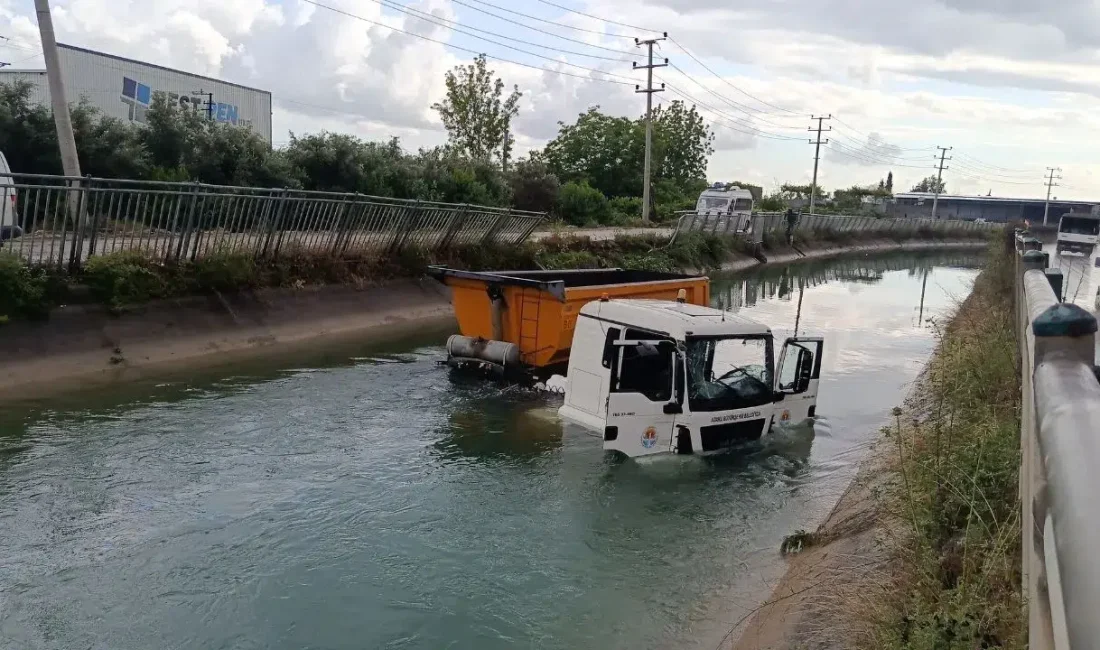 Adana’nın Seyhan ilçesinde kontrolden çıkan belediye tırı demir korkulukları parçalayarak