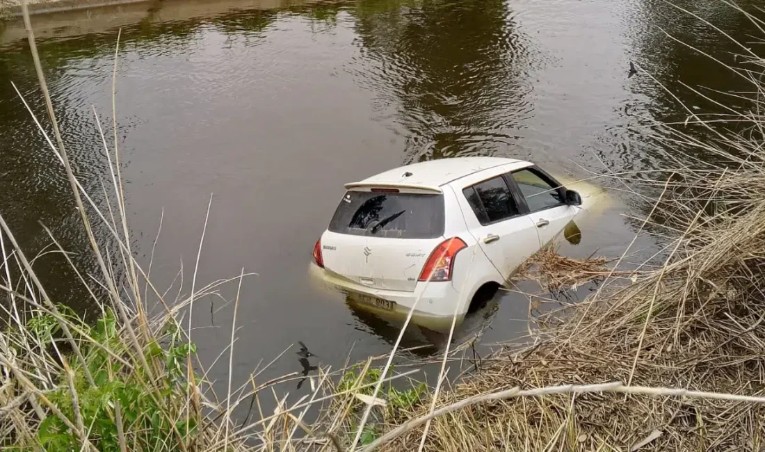 Aydın’ın Efeler ilçesinde kontrolden çıkan bir otomobilin sulama kanalına düştüğü