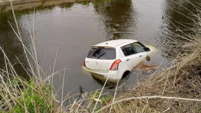 Aydın’ın Efeler ilçesinde kontrolden çıkan bir otomobilin sulama kanalına düştüğü