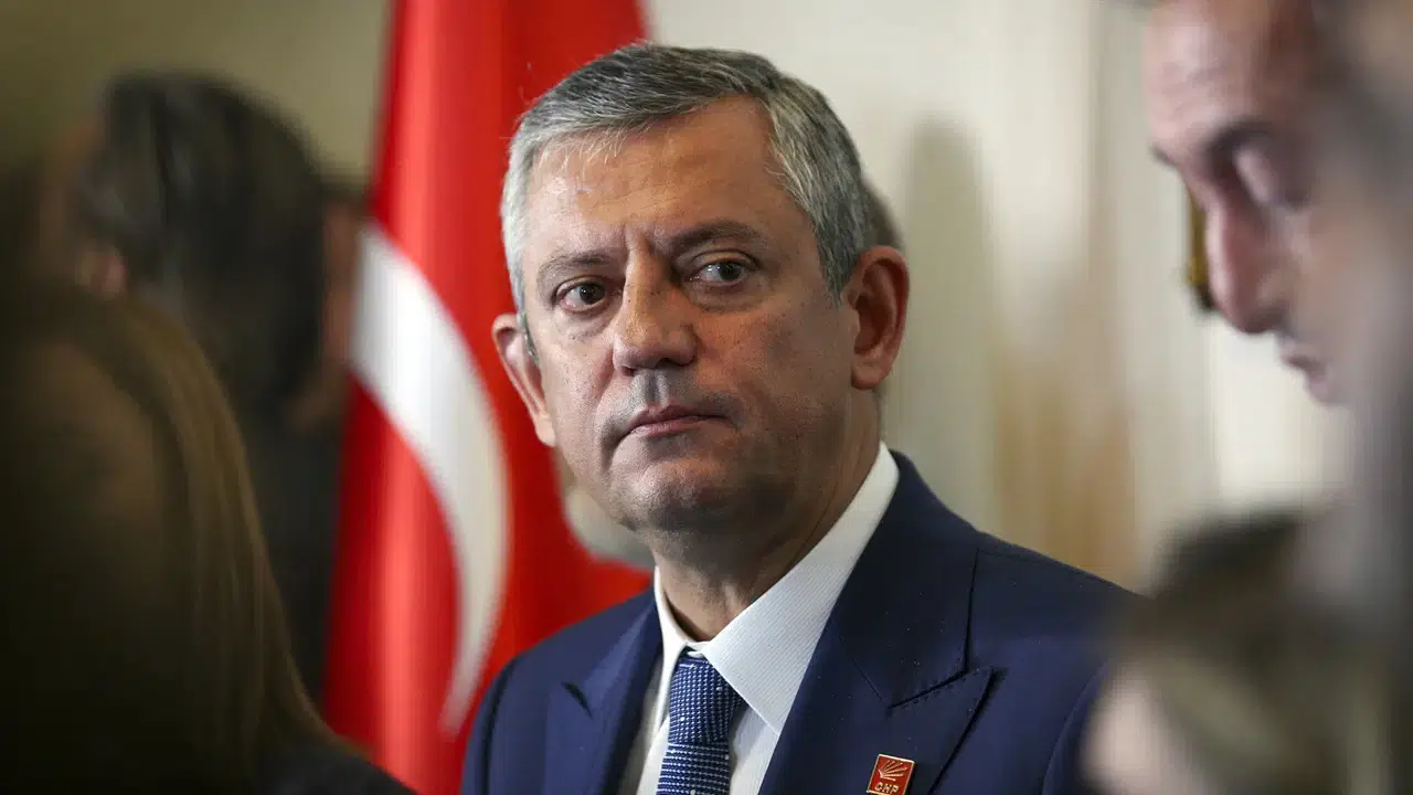 CHP kulislerini sarsan son dakika gelişmesine göre, Özgür Özel ve