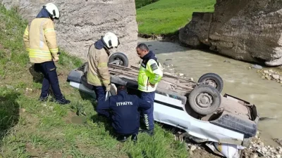 Muş’ta sürücüsünün direksiyon hakimiyetini kaybetmesi sonucu köprüden aşağı uçan otomobilde