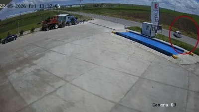 Diyarbakır’ın Bismil ilçesinde sürücüsünün direksiyon hakimiyetini kaybetmesi sonucu taklalar atarak
