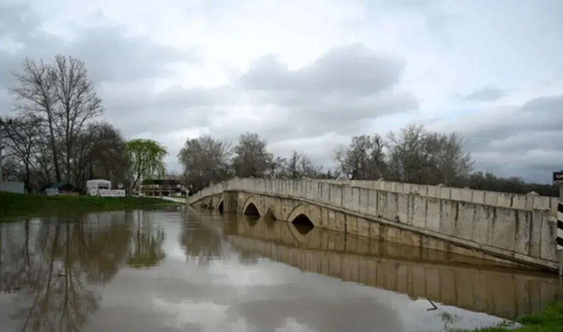 Edirne’de Tunca Nehri üzerinde hareketsiz bir şekilde duran kişiyi fark