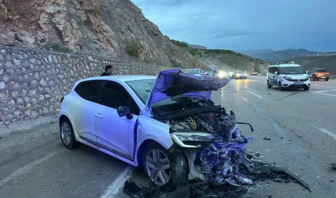 Malatya’da iki otomobilin adeta kafa kafaya çarpışması sonucu meydana gelen