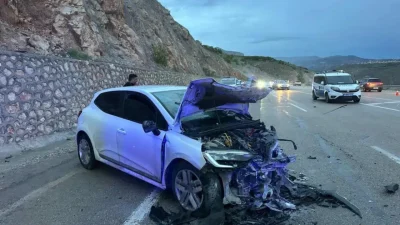 Malatya’da iki otomobilin adeta kafa kafaya çarpışması sonucu meydana gelen