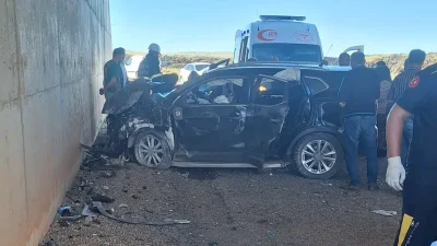 Diyarbakır’ın Çınar ilçesinde seyir halindeki bir otomobilin alt geçitte duvara