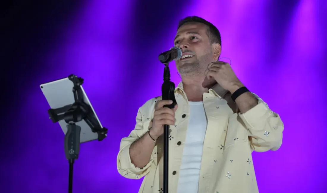 Mersin Kültür Yolu Festivali kapsamında sahne alan ünlü şarkıcı Oğuzhan
