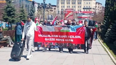 Erzurum’da bir araya gelen hekimler ve sağlık çalışanları, İsrail’in Gazze’ye
