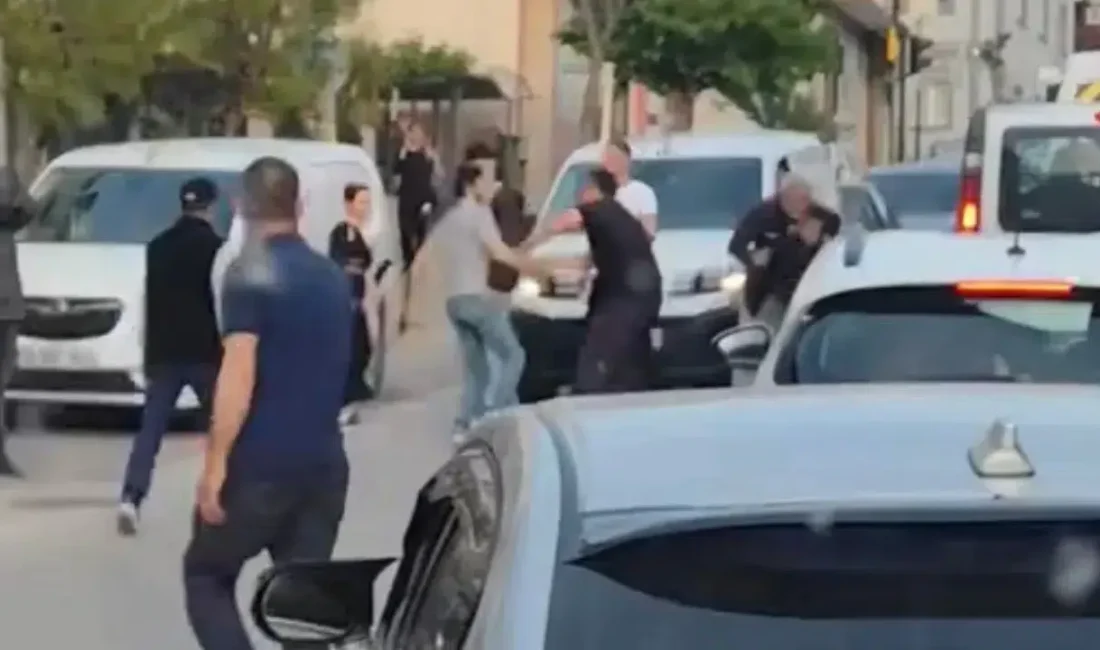 Bursa’da yol verme tartışmasıyla başlayan gerginlik bir anda bıçaklı düelloya