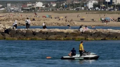 İstanbul Arnavutköy’deki Karaburun Sahili’nde denize giren bir kişi, dev dalgaların