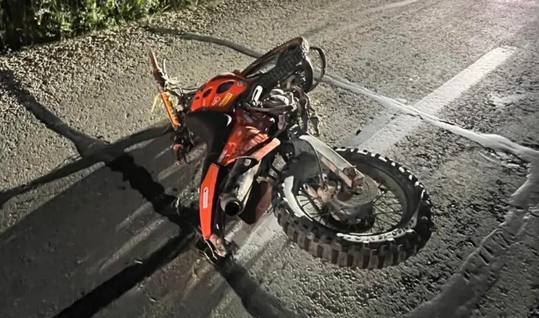 Tekirdağ’ın Hayrabolu ilçesinde kontrolden çıkarak devrilen motosiklet, arkasında büyük bir