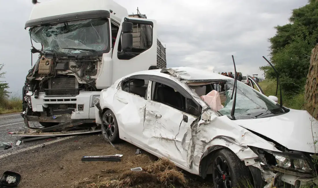 Manisa’nın Kula ilçesinde tır, traktör ve 3 otomobilin birbirine girdiği