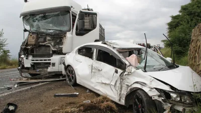 Manisa’nın Kula ilçesinde tır, traktör ve 3 otomobilin birbirine girdiği