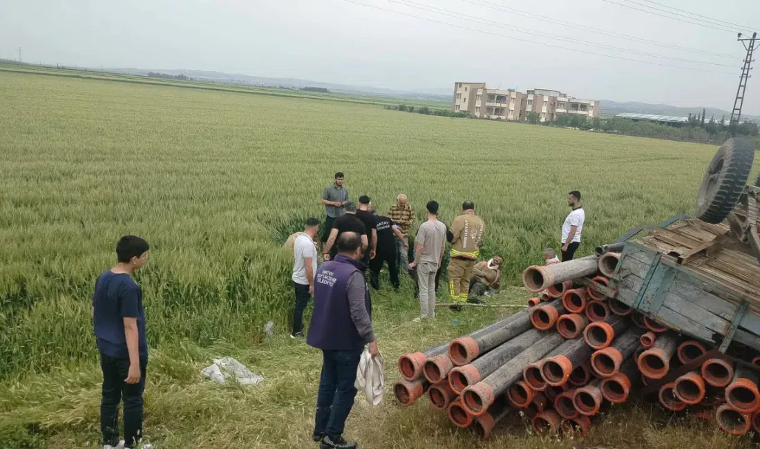 Hatay’da kavşaktan dönüş yapmaya çalışan traktörün römorku bir anda kontrolden
