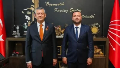İzmir siyasetinde hareketli dakikalar yaşanıyor. Seferihisar Belediyesi Başkan Yardımcısı ve