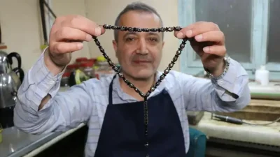 Türkiye’de bir ilke imza atan Erzurumlu tespih ustası Sinan Ağırman,