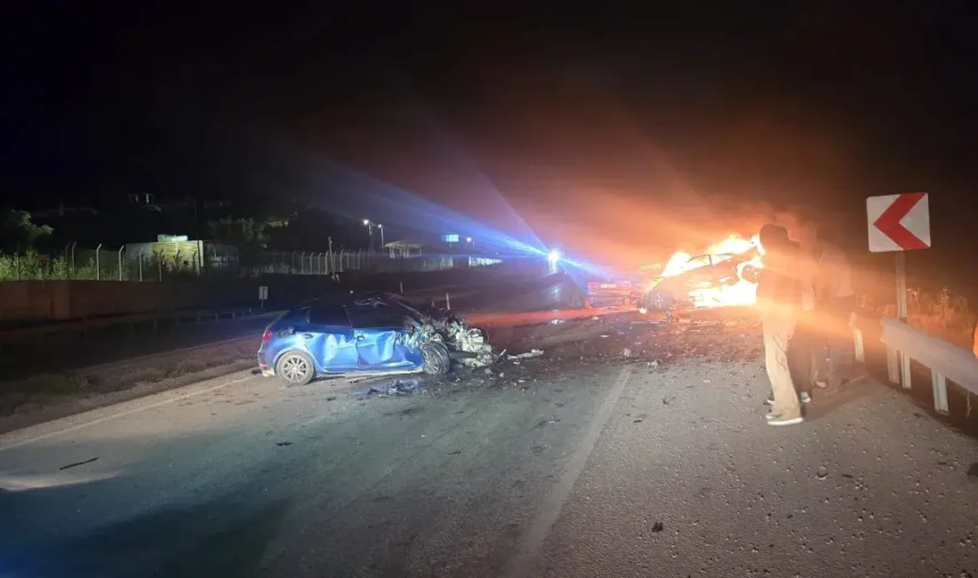 Kayseri’nin Pınarbaşı ilçesinde iki otomobilin çarpışması sonucu meydana gelen feci