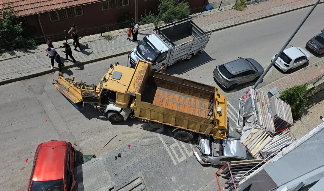 Yozgat’ta freni patlayan bir kamyonun kontrolünü kaybederek 4 araca birden