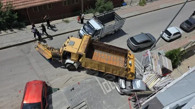 Yozgat’ta freni patlayan bir kamyonun kontrolünü kaybederek 4 araca birden