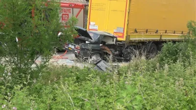 Samsun’un Bafra ilçesinde kontrolden çıkan bir otomobilin yol kenarında park