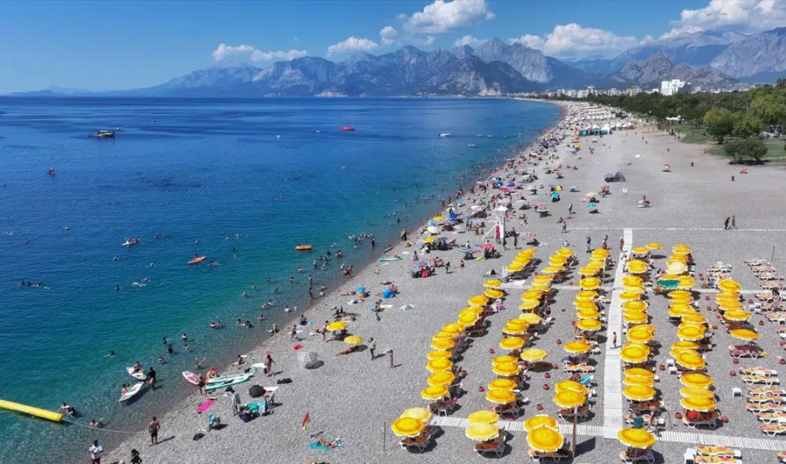 Antalya’da bunaltıcı sıcaklar ve yüksek nem oranı yaşamı zorlaştırırken, serinlemek