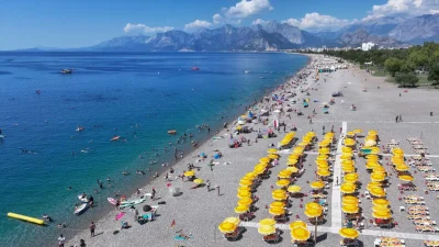 Antalya’da bunaltıcı sıcaklar ve yüksek nem oranı yaşamı zorlaştırırken, serinlemek