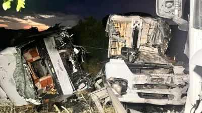 Manisa’nın Kula ilçesinde sağanak yağış nedeniyle kontrolden çıkan bir tır,