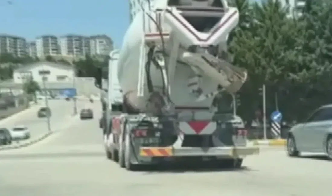 Elazığ’da rampa yukarı çıkarken kapağı açık kalan beton mikserinin yolları