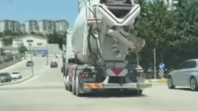 Elazığ’da rampa yukarı çıkarken kapağı açık kalan beton mikserinin yolları