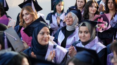 İzmir’de yaşayan 57 yaşındaki Nadide Kazmaz, gençlik yıllarında yakalandığı amansız