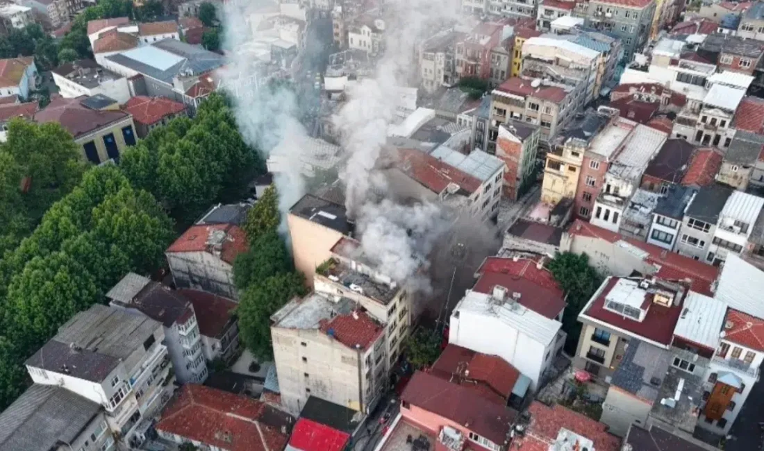 İstanbul Fatih’te hareketli dakikalar yaşandı. 5 katlı bir iş hanının