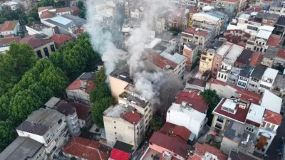 İstanbul Fatih’te hareketli dakikalar yaşandı. 5 katlı bir iş hanının
