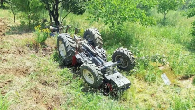 Manisa’nın Gördes ilçesinde tarla sürdüğü esnada toprak setin aniden çökmesi