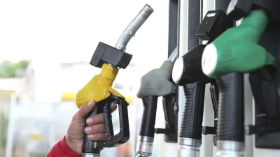 Milyonlarca araç sahibinin gözü kulağı akaryakıt istasyonlarındaki tabelalara çevrildi. 4
