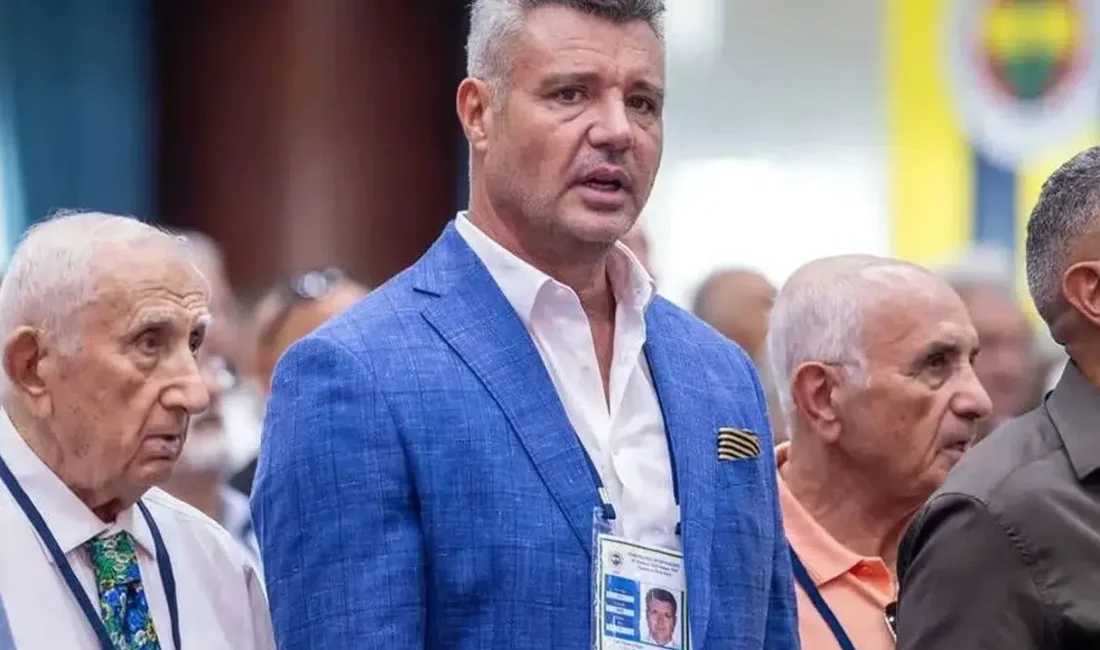 Fenerbahçe Olağanüstü Seçimli Genel Kurulu’nda tarihi anlar yaşanırken, camianın önde