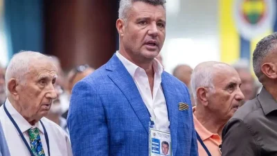 Fenerbahçe Olağanüstü Seçimli Genel Kurulu’nda tarihi anlar yaşanırken, camianın önde