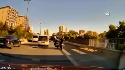 İstanbul Kartal’da emniyet şeridinde duran servis aracına arkadan süratle çarpan