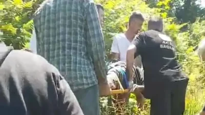 Rize’nin Pazar ilçesinde kiraz toplamak için çıktığı ağaçta dengesini kaybederek