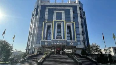 İzmir’in en büyük ilçelerinden Buca’da sular durulmuyor. Yolsuzluk soruşturması kapsamında