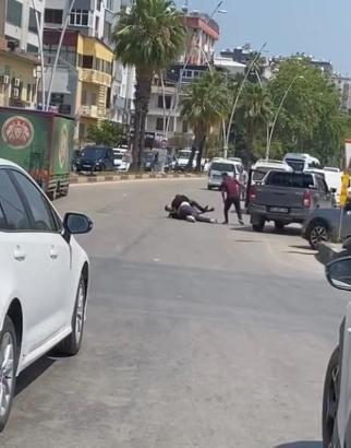 Adana’da Fuzuli Caddesi üzerinde meydana gelen akılalmaz olayda, yanlarında pompalı