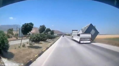 Hatay’da etkili olan şiddetli rüzgar, Antakya-İskenderun kara yolunda dehşet anlarının