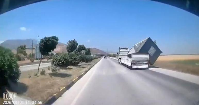 Hatay’da etkili olan şiddetli rüzgar, Antakya-İskenderun kara yolunda dehşet anlarının