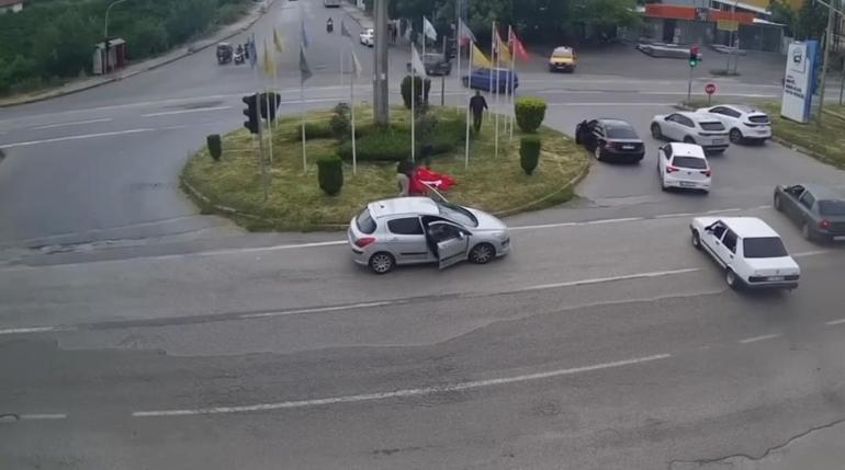 Hatay’ın Dörtyol ilçesinde şiddetli rüzgar nedeniyle ipi koparak yere düşen