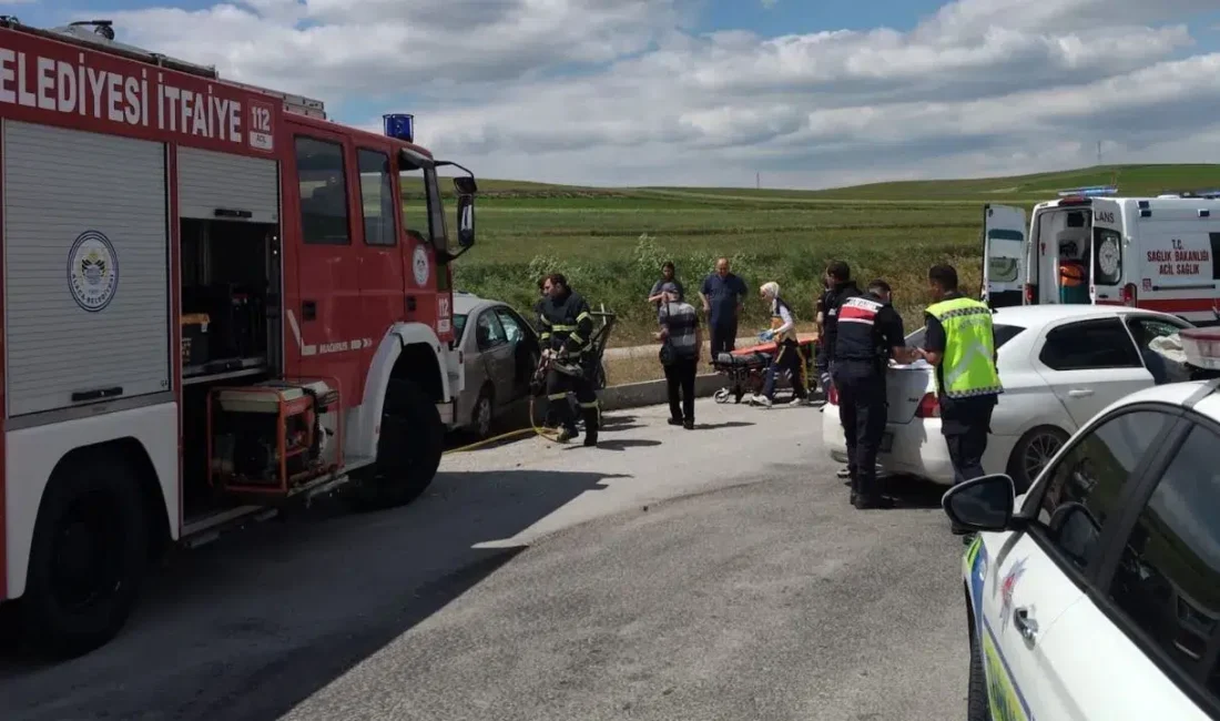 Çorum’un Alaca ilçesinde iki otomobilin kavşakta çarpışması sonucu meydana gelen